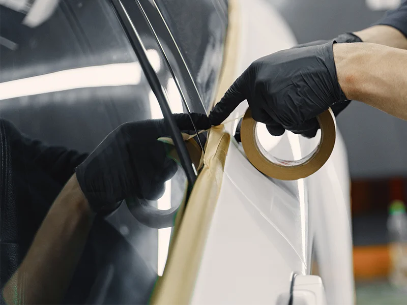 nastro-adesivo-applicato-su-automobile