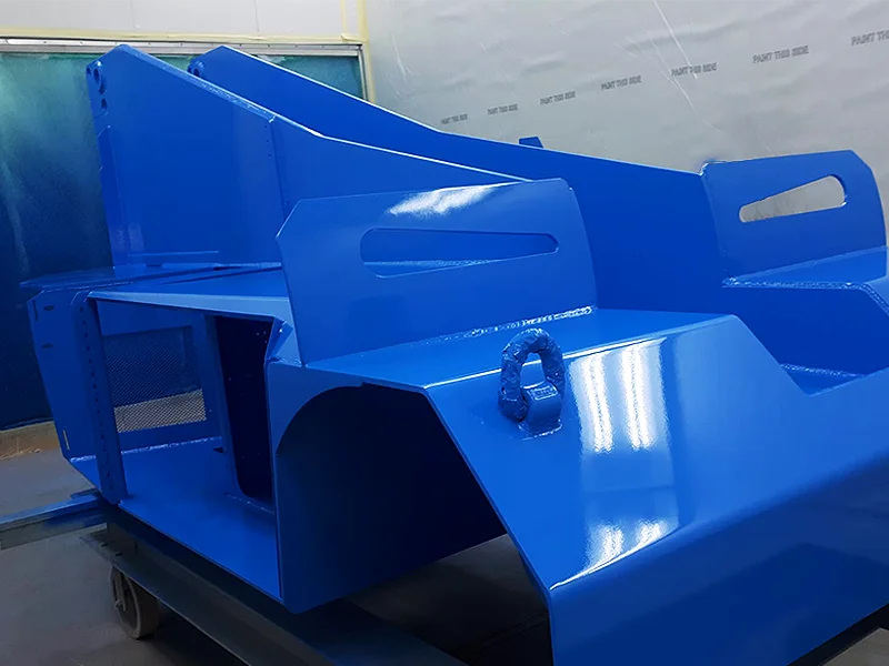 pezzo-industriale-con-superficie-blu