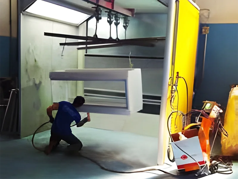 stabilimento-con-verniciatore-all-opera