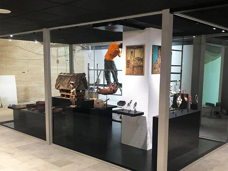 tecnico-installa-spazio-espositivo-museale