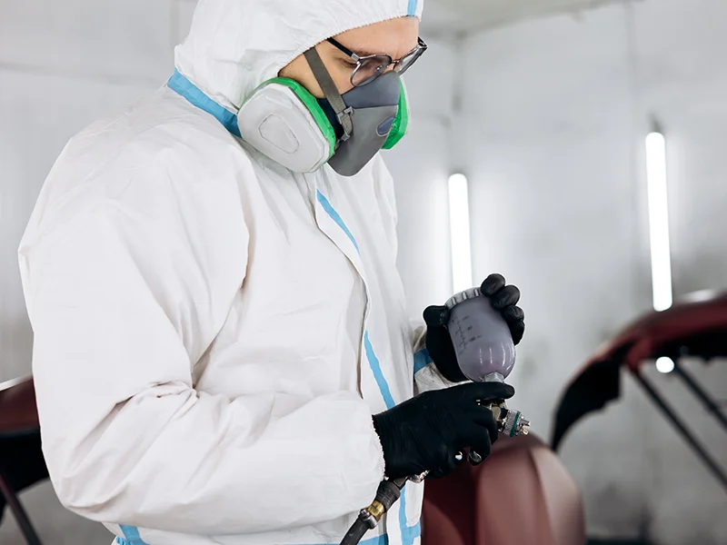 verniciatore-professionista-con-indumenti-protettivi
